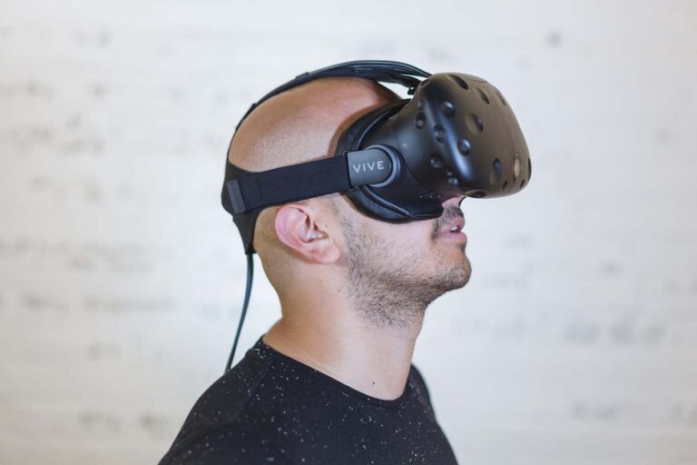VR Hardware Trends & Grants for Virtual Reality Software Development